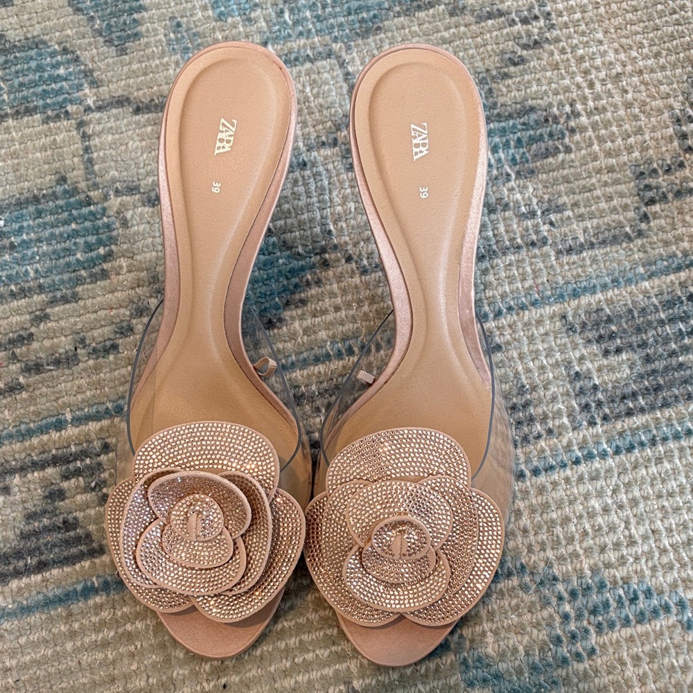 NWOT Zara Women's Beige Heels with Rose Detail